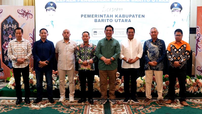 Bupati Shalahuddin, Wabup Felix SY. Tingan, dan Sekda Muhlis foto bersama Kajari dan Ketua Pengadilan Agama, usai acara ramah tamah di rumah jabatan bupati, Selasa, 19 Mei 2026 malam.(Foto/Diskominfosandi Barito Utara) 
