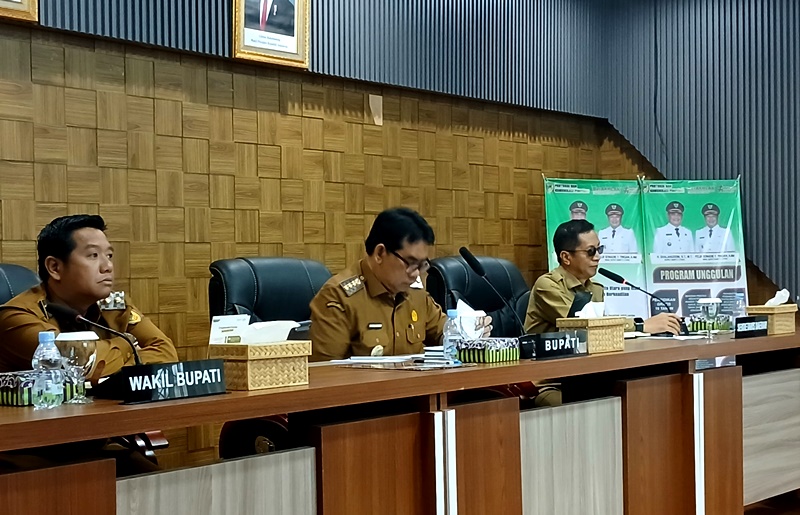 Bupati Barito Utara Shalahuddin didampingi Wabup Felix SY. Tingan, dan Sekda Muhlis, memimpin rakor camat dan kepala perangkat daerah di Aula Setda Lantai I, Senin, 25 Mei 2026.(Abram/Tegaklurus.net)