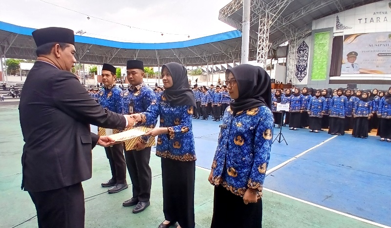Bupati Barito Utara Shalahuddin menyerahkan Surat Keputusan Pengangkatan PNS Tahun Anggaran 2024, usai memimpin acara Pengambilan Sumpah/Janji PNS di Arena Tiara Batara Muara Teweh, Selasa, 2 Juni 2026.(Abram/Tegaklurus.net) 