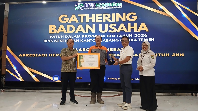 Asisten Sekda Barito Utara Bidang Pemerintahan dan Kesra Eveready Noor bersama Kepala Kantor Cabang BPJS Kesehatan Muara Teweh Akhmad Zainuddin mengapresiasi  PT Mega Multi Energi, karena  mendukung kepesertaan JKN masyarakat di Gedung Balai Antang, Rabu, 3 Juni 2026.(Abram/Tegaklurus.net) 