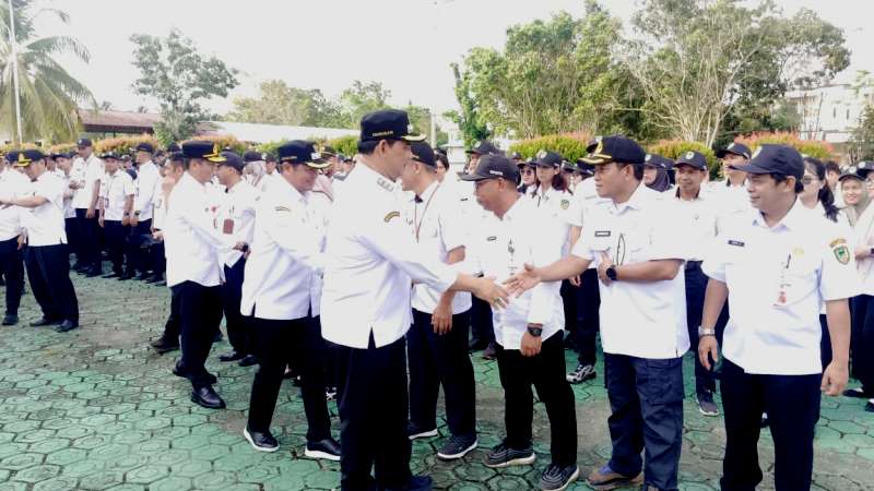 Bupati Barito Utara Shalahuddin didampingi Wabup Felix SY. Tingan bersilaturahmi dengan jajaran Dinas PUPR, usai apel pagi di halaman Dinas PUPR, Rabu, 3 Juni 2026.(Foto : Dok) 
