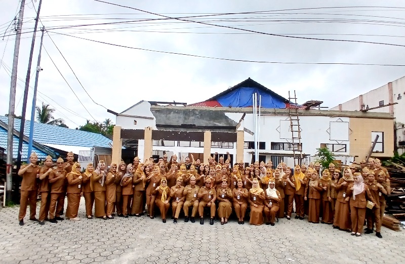 Kadis Perdagangan dan Perindustrian Barito Utara M Mastur bersama ASN lingkungan Disdagrin usai apel pagi, Senin, 8 Juni 2026.(Abram/Tegaklurus.net) 
