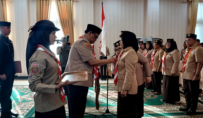 Ketua Mabicab Gerakan Pramuka Kabupaten Barito Utara Shalahuddin melantik Ketua Kwarcab Gerakan Pramuka Maya Savitri Shalahuddin, beserta jajaran pengurus Kwarcab Masa Bakti 2026-2031, di aula rumah jabatan bupati Barito Utara, Senin, 8 Juni 2026.(Abram/Tegaklurus.net)