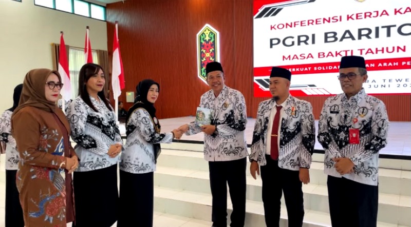 Bunda Guru juga Ketua TP PKK Kabupaten Barito Utara,  Maya Savitri Shalahuddin, meluncurkan buku antologi puisi dan menyerahkannya kepada Ketua PGRI Kabupaten Barito Utara, Ketua PGRI Provinsi Kalimantan Tengah, dan Kadis  Pendidikan Barito Utara di Aula DLH, Jumat, 5 Juni 2026.(ISTIMEWA)  