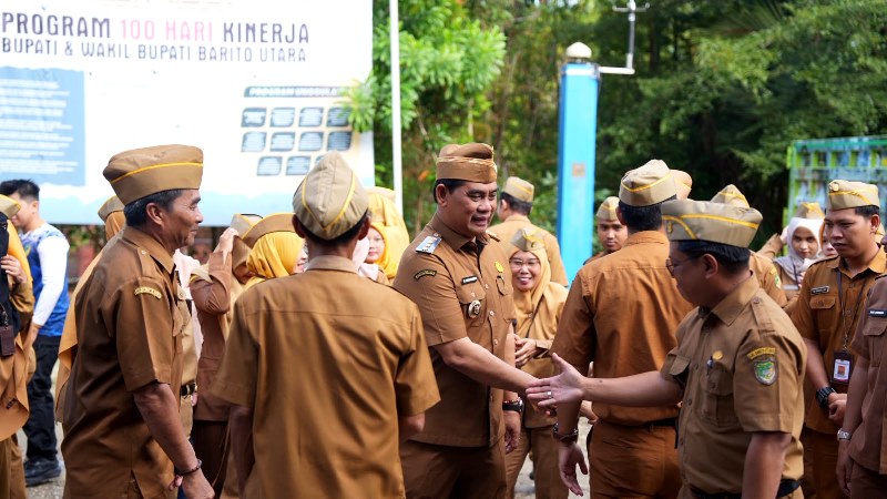 Bupati Barito Utara Shalahuddin, memimpin apel pagi dan beramah tamah dengan ASN Dinas LH di Muara Teweh, Selasa, 9 Juni 2026.(Foto/Diskominfosandi Barito Utara) 