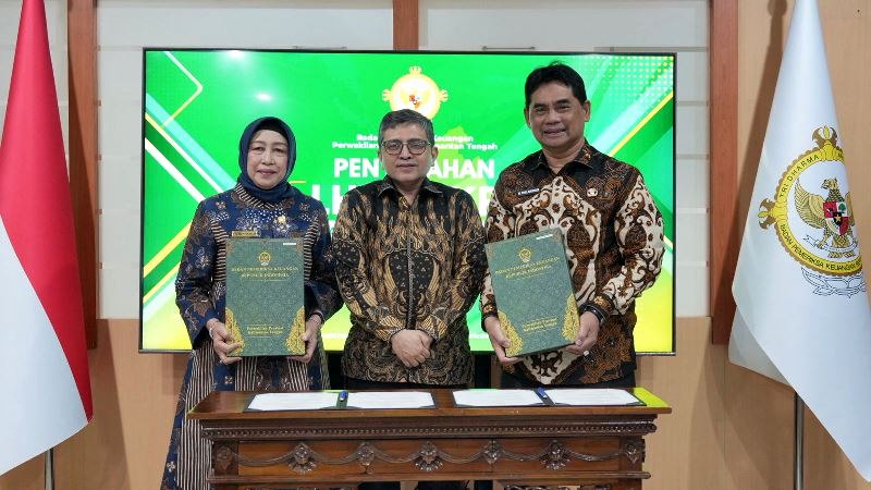 Bupati Barito Utara Shalahuddin, Ketua DPRD Mery Rukaini, perwakilan BPK RI Provinsi Kalteng Dodik Achmad Akbar, usai menerima Laporan Hasil Pemeriksaan BPK RI Perwakilan Kalteng dengan opini WTP atas LKPD Tahun Anggaran 2025 di Palangkaraya, Jumat, 19 Juni 2026.(Foto/Diskominfosandi Barito Utara)  