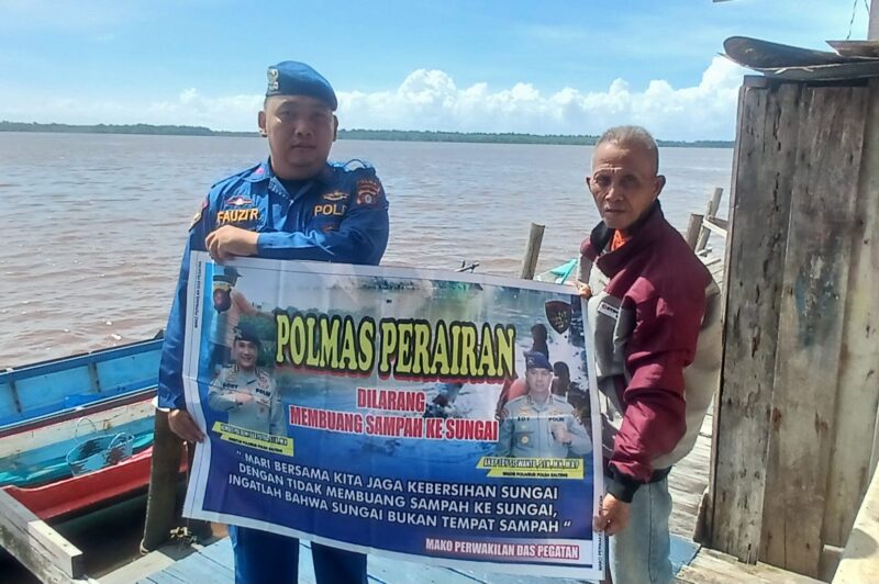 Menciptakan sekitar DAS Katingan tetap bersih dan sehat, personel Ditpolairud Polda Kalteng mengimbau warga Desa Pegatan Hilir tak membuang sampah ke sungai, Rabu, 1 Juli 2026.(Foto/Mako Perwakilan Pegatan Ditpolairud Polda Kalteng)