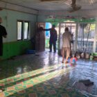 Personel Ditpolairud Polda Kalteng bersama warga membersihkan Langgar Miftahul Imam di Desa Tanjung Perawan, Kabupaten Pulang Pisau, Minggu, 5 Juli 2026.(Foto/Ditpolairud Polda Kalteng)