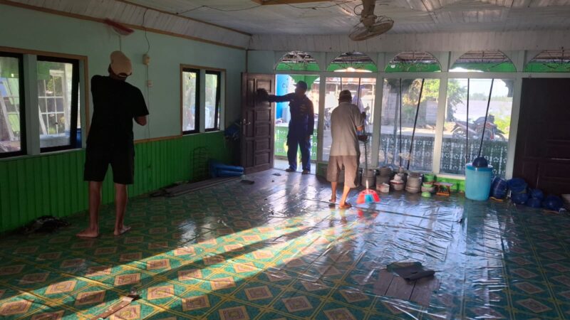 Personel Ditpolairud Polda Kalteng  bersama warga membersihkan Langgar Miftahul Imam di Desa Tanjung Perawan, Kabupaten Pulang Pisau, Minggu, 5 Juli 2026.(Foto/Ditpolairud Polda Kalteng) 