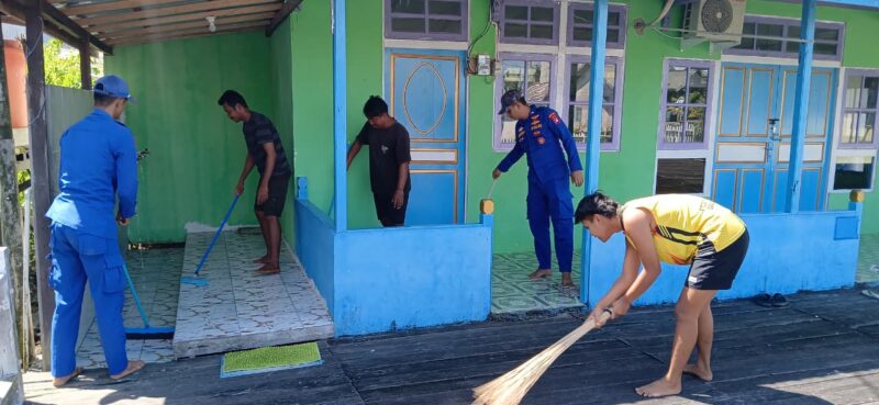 Melaksanakan gerakan Indonesia ASRI, personel Polairud Polda Kalteng Mako Perwakilan DAS Jelai bersama warga menggelar aksi gotong royong membersihkan Mushola Hidayatullah di Kecamatan Jelai, Kabupaten Sukamara, Jumat, 10 Juli 2026.(Foto/Ditpolairud Polda Kalteng Mako Perwakilan DAS Jelai)  