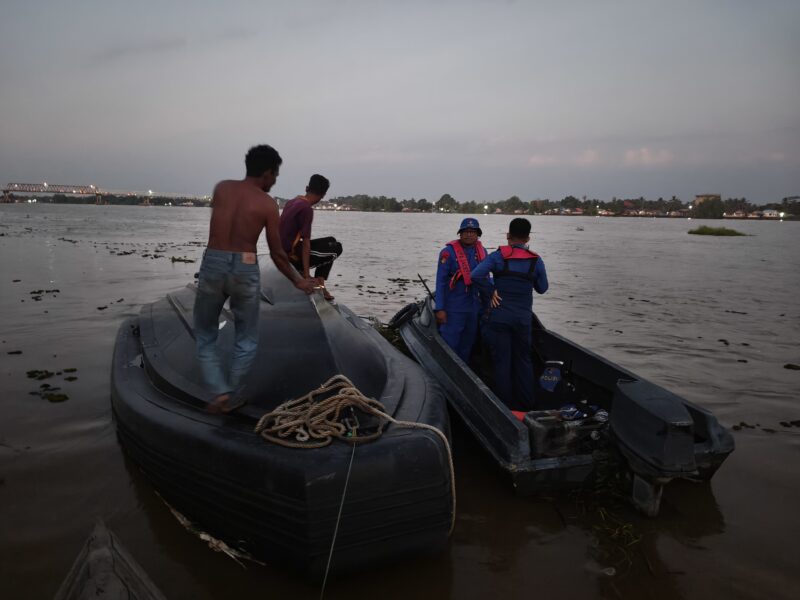 Ditpolairud Polda Kalteng bersama tim gabungan melaksanakan evakuasi terhadap korban kecelakaan speed boat/RIB milik TNI Angkatan Laut yang terbalik di Daerah Aliran Sungai (DAS) Kapuas, Kamis, 9 Juli 2026, sekitar pukul 16.30 WIB.(Foto : Ditpolairud Polda Kalteng)