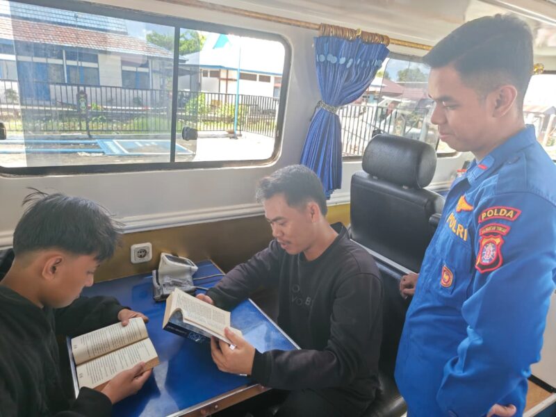 Ditpolairud Polda Kalteng KP XVIII-2007 mendampingi anak-anak pesisir manambah ilmu di Pondok Baca Melek Huruf (PBMH) di Kabupaten Kapuas, Sabtu, 11 Juli 2026 siang.(Foto/KP XVIII-2007 Ditpolairud Polda Kalteng)