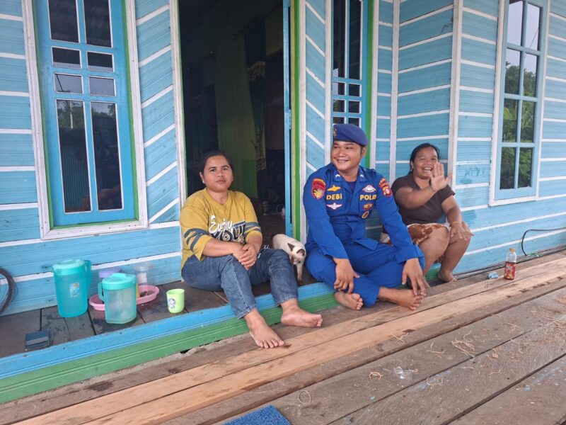 Ditpolairud Polda Kalteng Marnit Muara Teweh  mengimbau masyarakat pesisir DAS Barito tentang bahaya memakai narkoba, Selasa, 14 Juli 2026.(Foto/Ditpolairud Polda Kalteng Marnit Muara Teweh) 