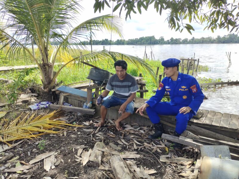 Ditpolairud Polda Kalteng menjaga kamtibmas dengan menyampaikan imbauan-imbauan secara efektif kepada masyarakat Palangkau Lama, Selasa, 14 Juli 2026.(Foto/Ditpolairud Polda Kalteng) 