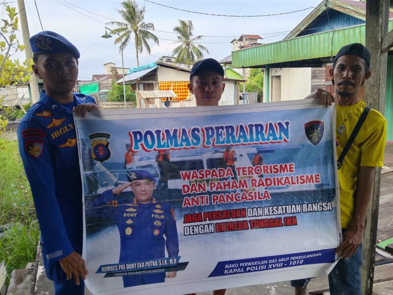 Ditpolairud Polda Kalteng melaksanakan Polmas Perairan lewat edukasi dan imbauan kepada masyarakat pesisir mengenai bahaya terorisme dan radikalisme anti Pancasila di wilayah DAS Arut Pendulangan, Kabupaten Kotawaringin Barat, Jumat, 17 Juli 2026.(Foto/KP XVIII-1010 Ditpolairud Polda Kalteng)