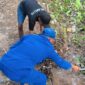 Personel Ditpolairud Polda Kalteng Kapal Polisi (KP) XVIII-2006 bersama masyarakat membersihkan pantai di tepi Sungai Mentaya, Kecamatan Mentawa Baru Ketapang, Kabupaten Kotawaringin Timur, Sabtu, 18 Juli 2026 pagi.(Foto/KP XVIII-2006 Ditpolairud Polda Kalteng)