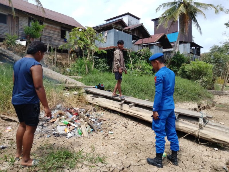 Mako Perwakilan Muara Teweh DAS Barito Ditpolairud Polda Kalteng, mengajak masyarakat membersihkan sampah di pesisir Sungai Barito di ibu kota Kabupaten Barito Utara, Jumat, 24 Juli 2026 siang.(Foto/Mako Perwakilan Muara Teweh Ditpolairud Polda Kalteng)