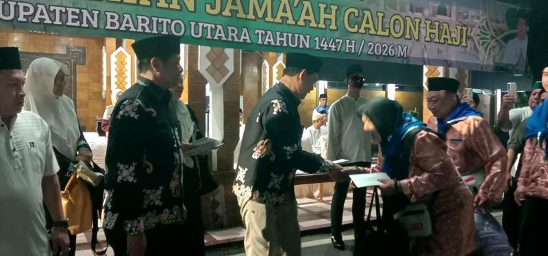 Bupati Barito Utara Shalahuddin didampingi Wakil Bupati Felix SY. Tingan, dan Wakil Ketua I DPRD Benny Siswanto, melepas keberangkatan JCH  Barito Utara di halaman kantor bupati, Jumat, 1 Mei 2026 malam.(Abram/Tegaklurus.net)