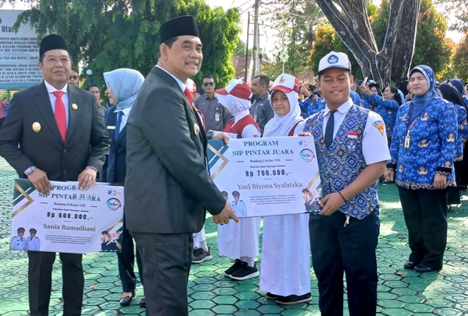 Bupati Barito Utara Shalahuddin didampingi Wakil Bupati Felix SY. Tingan, menyerahkan secara simbolis bantuan Program S1P Pintar Juara kepada siswa berprestasi usai peringatan Hardiknas di halaman Kantor Bupati Barito Utara, Mei lalu.(Abram/Tegaklurus.net)