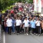 Bupati Barito Utara, Shalahuddin, Wabup Felix SY. Tingan, sekda, Kapolres Barito Utara, Dandim 1013 Muara Teweh dan pejabat lain mengikuti jalan santai bersama menyambut HUT ke-80 Bhayangkara, di Bundaran Buah Muara Teweh, Minggu, 28 Juni 2026.(Foto/Dinas Kominfosandi Barito Utara)
