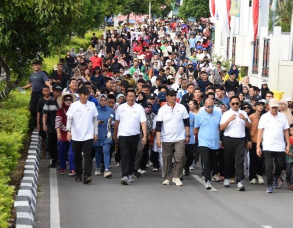 Bupati Barito Utara, Shalahuddin, Wabup Felix SY. Tingan, sekda, Kapolres Barito Utara, Dandim 1013 Muara Teweh dan pejabat lain mengikuti jalan santai bersama menyambut HUT ke-80 Bhayangkara, di Bundaran Buah Muara Teweh, Minggu, 28 Juni 2026.(Foto : Dinas Kominfosandi Barito Utara)