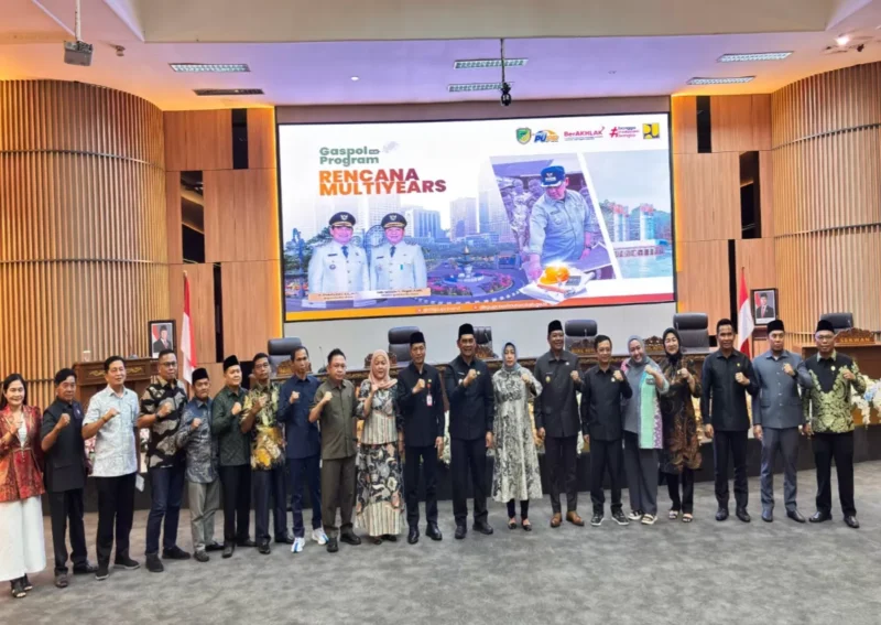 Anggota DPRD Barito Utara, bupati, dan wakil bupati Barito Utara, usai rapat bersama terkait pemaparan program strategismelakukan foto bersama, Kamis, 30 April 2026.(Foto/Capture Kalteng Lima.Com)