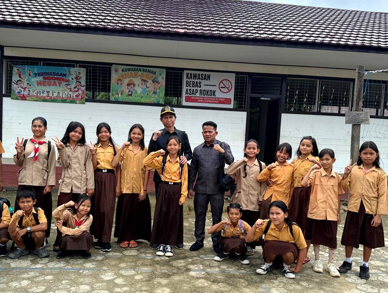 Dua anggota DPRD Barito Utara dari Fraksi Partai Demokrat, Patih Herman AB dan Ardianto, melakukan kunjungan kerja di SDN 1 Karamuan, Kecamatan Lahei Barat, guna menjaring aspirasi.(Foto/Ist Pribadi)
