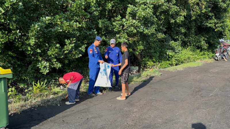 Petugas Kapal Polisi XVIII-2004 Ditpolairud Polda Kalteng bersama masyarakat Desa Kapitan, Kabupaten Kobar, melaksanakan sapu bersih sampah di pinggir sungai dan pantai di Desa Kapitan, Sabtu, 1 Agustus 2026.(Foto/Kapal Polisi XVIII-2004 Ditpolairud Polda Kalteng)