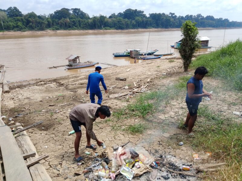 Mako Perwakilan Muara Teweh DAS Barito Ditpolairud Polda Kalteng mengajak masyarakat Teweh membersihkan sampah di pesisir sungai di Kota Muara Teweh, Kabupaten Barito Utara, Senin, 3 Agustus 2026 siang.(Foto/Mako Perwakilan Muara Teweh Ditpolairud Polda Kalteng)