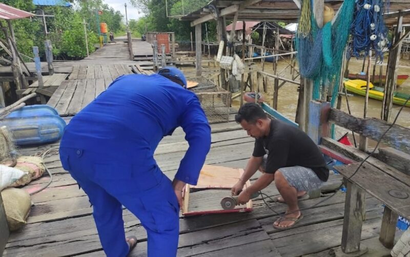 Personel Mako Perwakilan Kumai Ditpolairud Polda Kalteng, menyambangi dan menyampaikan  pesan kamtibmas kepada warga Desa Binaan di Kabupaten Kotawaringin Barat, Senin, 10 Agustus 2026.(Personel Mako Perwakilan Kumai Ditpolairud Polda Kalteng) 