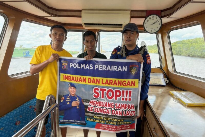 Personel Ditpolairud Polda Kalimantan Tengah yang bertugas di Daerah Aliran Sungai (DAS) Kumai, mengimbau  kepada masyarakat agar tak membuang sampah ke sungai, Senin, 31 Agustus 2026.(Foto/Ditpolairud Polda Kalteng) 