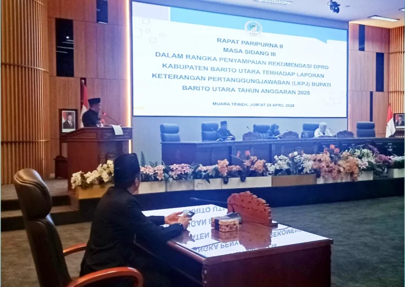 Anggota DPRD Kabupaten Barito Utara Hasrat, menyampaikan rekomendasi DPRD Barito Utara berkaitan dengan  penyampaian LKPj Pemkab Barito Utara tahun 2025 di Muara Teweh, Jumat, 24 April 2026.(Foto/Capture Kaltenglima.com)
