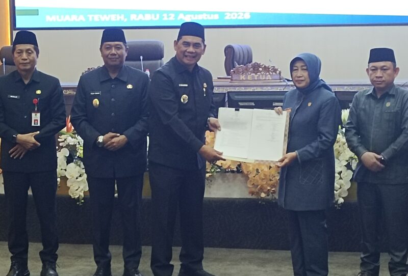 Bupati Barito Utara Shalahuddin, dan Ketua DPRD Mery Rukaini, usai menandatangani  Nota Kesepakatan Penganggaran Kegiatan Tahun Jamak, 2026-2029, di Muara Teweh, Rabu, 12 Agustus 2026.(Foto Abram/Tegaklurus.net) 
