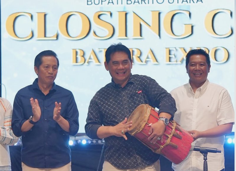 Bupati Barito Utara Shalahuddin didampingi Wabup Felix SY.Tingan, dan Sekda Muhlis, menutup Batara Expo 2026, di bekas Bandara Beringin Muara Teweh, Jumat, 3 Juli 2026 malam.(Foto/Diskominfosandi Barito Utara)