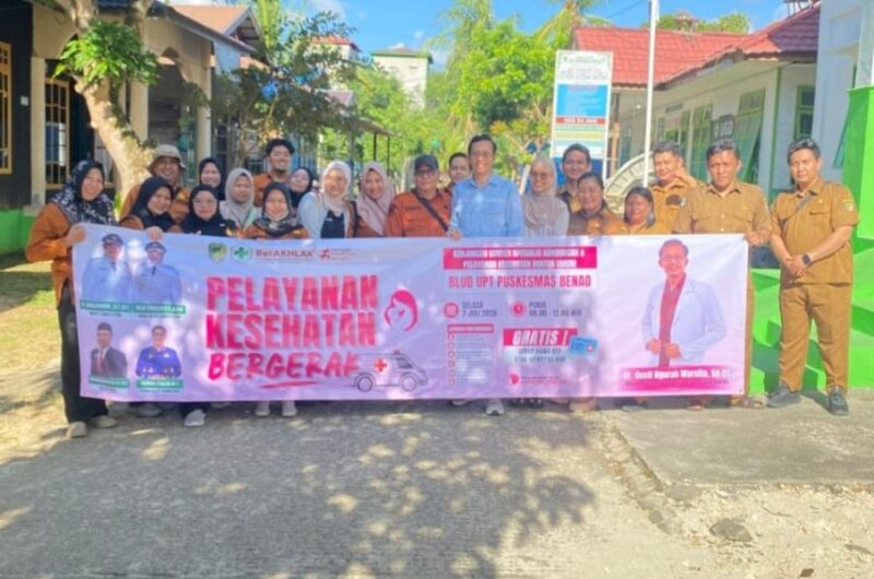 MUARA TEWEH, Tegaklurus.net – Dinas Kesehatan (Dinkes) Barito Utara terus memperluas jangkauan layanan kesehatan bagi masyarakat melalui Program Pelayanan Kesehatan Bergerak (PKB) digelar di sejumlah kecamatan, bertepatan memeriahkan Hari Jadi ke-76 Kabupaten Barito Utara, Rabu, 8 Juli 2026.  Saat pelaksanaan di Kecamatan Lahei Barat, masyarakat memanfaatkan berbagai layanan kesehatan gratis, termasuk pemeriksaan oleh dokter spesialis dari RSUD Muara Teweh.  Program ini menjadi salah satu upaya pemerintah daerah menghadirkan pelayanan kesehatan yang lebih mudah dijangkau oleh warga di wilayah kecamatan.  Kepala Dinas Kesehatan Barito Utara Simamoraturahman mengatakan, tingginya partisipasi masyarakat menunjukkan bahwa pelayanan kesehatan spesialis di daerah masih sangat dibutuhkan. Salah satu layanan yang mendapat perhatian besar adalah pemeriksaan kehamilan oleh dokter spesialis obstetri dan ginekologi.  