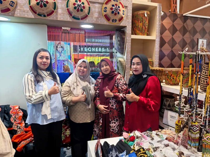 Ketua TP PKK Barito Utara, Maya Savitri Shalahuddin, bersama Ketua GOW, dan Ketua DWP Barito Utara Mira Apriyantinada menghadiri Pameran Kriya dan Wastra Nasional dalam rangka HUT ke 46 Dekranas dan HKG PKK ke 54 di Makassar, Sulawesi Selatan, Jumat, 10 Juli 2026.(Foto/Diskominfosandi Barito Utara)  