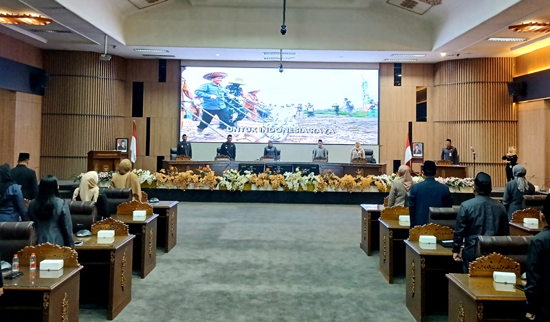 Bupati Barito Utara Shalahuddin bersama Wakil Bupati Felix SY. Tingan, dan Sekda Muhlis menghadiri rapat paripurna II masa sidang II di gedung DPRD, Muara Teweh, Selasa, 14 Juli 2026.(Abram/Tegaklurus.net)