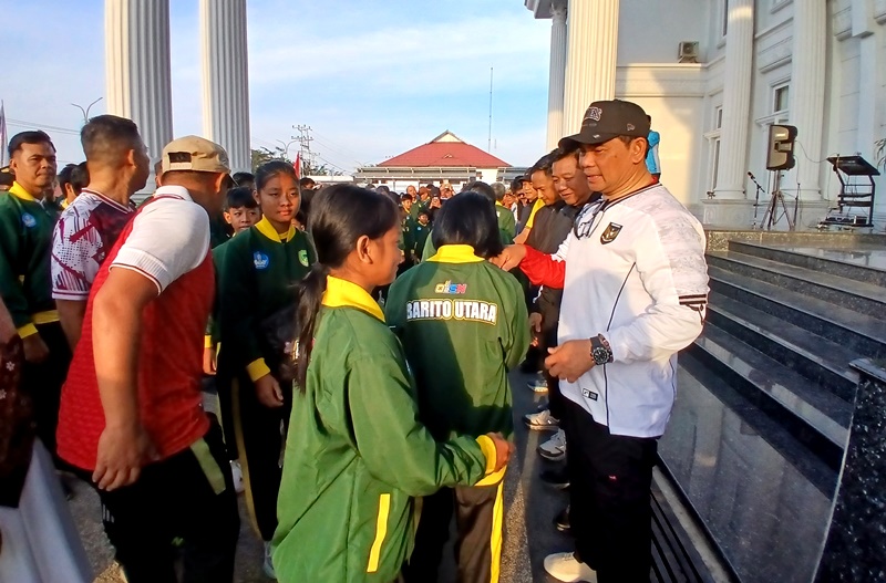 Bupati Shalahuddin didampingi Wabup Felix SY. Tingan, Sekda Muhlis, unsur Forkopimda, dan kepala perangkat daerah melepas kontingen O2SN Kabupaten Barito Utara ikuti O2SN tingkat Provinsi Kalimantan Tengah di halaman Rumah Jabatan Bupati, Muara Teweh, Minggu, 12 Juli 2026. (Foto Abram/Tegaklurus.net)  