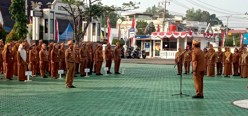 Bupati Barito Utara Shalahuddin memimpin apel gabungan ASN lingkup Pemkab Barito Utara di halaman Kantor Bupati, Muara Teweh, Senin, 13 Juli 2026. (Foto Abram/Tegaklurus.net)
