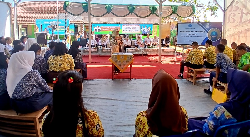 Ketua TP PKK Kabupaten Barito Utara Maya Savitri Shalahuddin, mengedukasi mengenai pencegahan pernikahan usia anak kepada peserta MPLS di SMA Negeri 4 Muara Teweh, Rabu, 15 Juli 2026.(Abram/Tegaklurus.net)