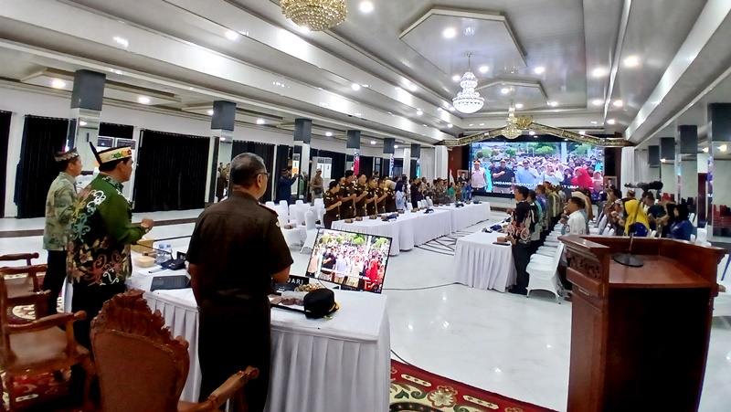 Bupati Barito Utara Shalahuddin didampingi Sekda Muhlis, dan Kajari Barito Utara R. Firmansyah menghadiri Rapat Sinergitas Pengelolaan Keuangan Daerah di  Balai Antang, Muara Teweh, Kamis, 16 Juli 2026.(Abram/Tegaklurus.net)
