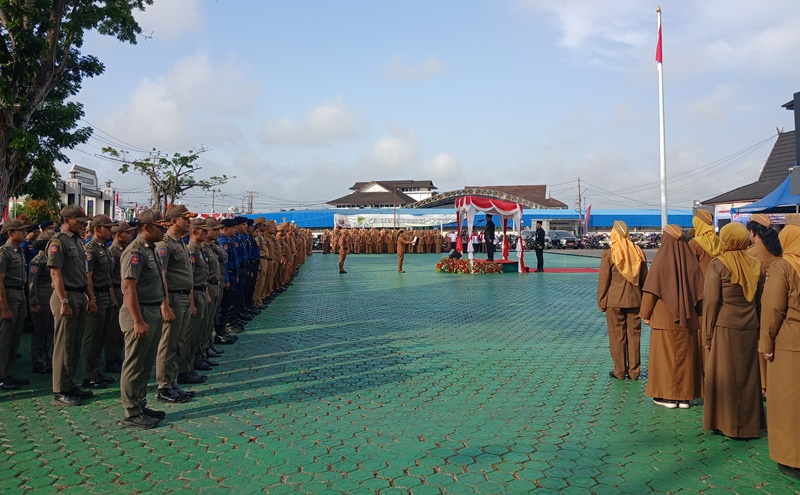 Bupati Barito Utara Shalahuddin memimpin apel gabungan dirangkaikan dengan peringatan Hari Koperasi ke-79 tahun 2026 di halaman Kantor Bupati, Muara Teweh, Senin, 20 Juli 2026.(Abram/Tegaklurus.net)