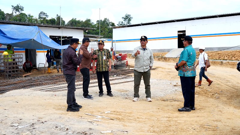 Bupati Barito Utara Shalahuddin didampingi Wabup Felix SY. Tingan, dan Sekda Muhlis, meninjau progres pembangunan Jembatan Lemo dan instalasi PDAM Desa Jingah di Muara Teweh, Kamis, 23 Juli 2026.(Foto/Dok Diskominfosandi Barito Utara)  