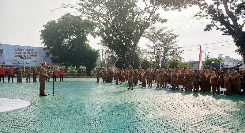Bupati Barito Utara Shalahuddin memimpin apel pagi di lingkup Setda Barito Utara, Senin, 27 Juli 2026.(Abram/Tegaklurus.net)
