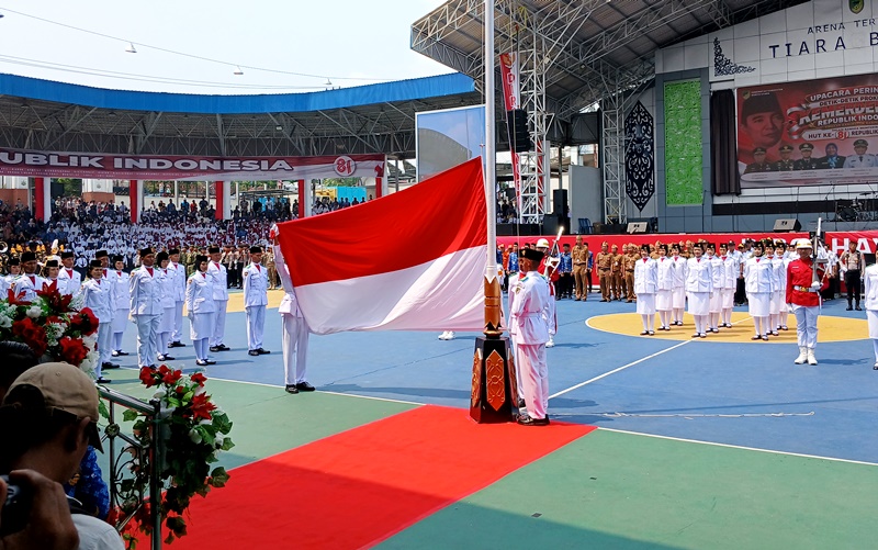 Pasukan Pengibar Bendera Pusaka (Paskibraka) sukses mengibarkan Sang Saka Merah Putih pada peringatan HUT ke-81 Kemerdekaan RI dipimpin  Irup Bupati Shalahuddin di Arena Tiara Batara, Muara Teweh, Senin, 17 Agustus 2026 pagi. (Foto/DOK)
