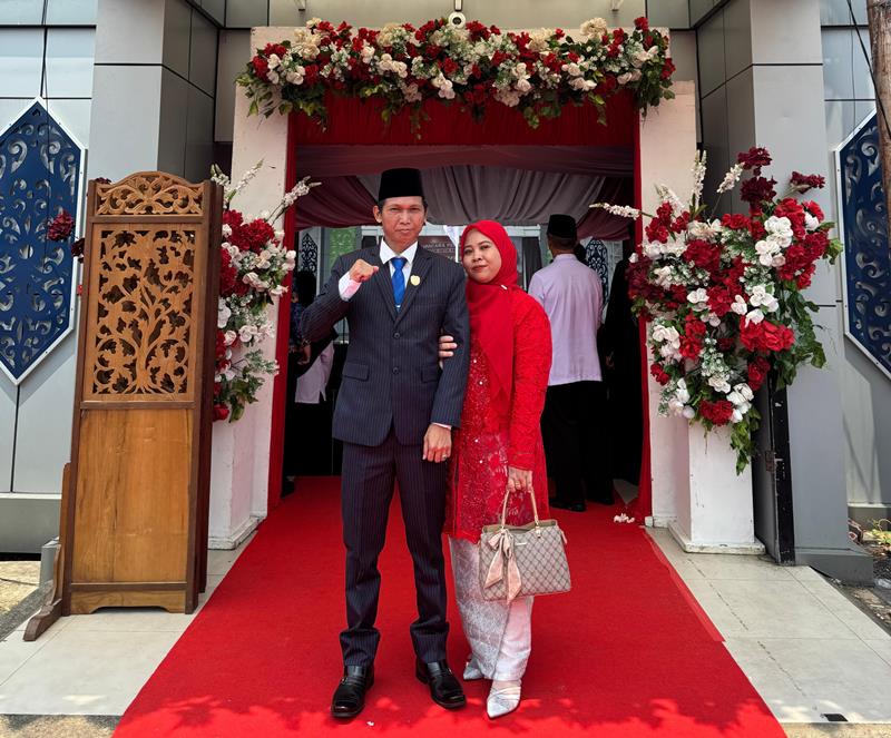 Anggota DPRD Barito Utara/Demokrat, Patih Herman AB didampingi istri menghadiri peringatan HUT ke-81 Kemerdekaan RI di Arena Tiara Batara Muara Teweh, Senin, 17 Agustus 2026.(Foto/IST) 
