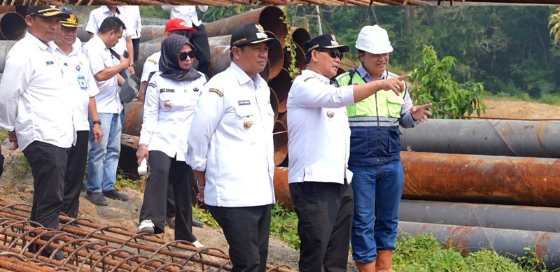 Bupati Barito Utara Shalahuddin dan Wabup Felix SY. Tingan meninjau progres pembangunan Jembatan Lemo, Rabu, 19 Agustus 2026 siang. (Foto/Diskominfosandi Barito Utara)