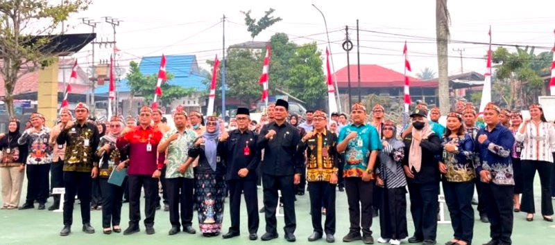 Bupati Barito Utara Shalahuddin foto bersama usai memimpin apel pagi bersama jajaran Dinas Pendidikan Barito Utara di Muara Teweh, Kamis, 20 Agustus 2026.(Foto/Disdik Barito Utara)