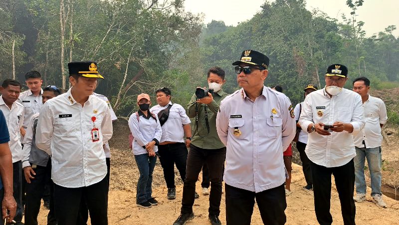 Bupati Barito Utara Shalahuddin didampingi Wabup Felix SY. Tingan, Sekda Muhlis dan  manajemen PLN Ranting Muara Teweh meninjau pembangunan akses jalan yang mendukung perluasan jaringan listrik bagi desa-desa di Kecamatan Teweh Selatan, Rabu, 2 September 2026.(Foto/Dok) 
