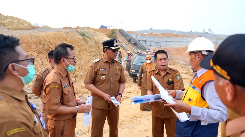 Bupati Barito Utara Shalahuddin bersama para kepala OPD terkait meninjau progres pembangunan sejumlah infrastruktur strategis di dalam kota Muara Teweh hingga pembangunan Jembatan Lemo, Senin, 7 September 2026.(Foto/Diskominfosandi Barito Utara)